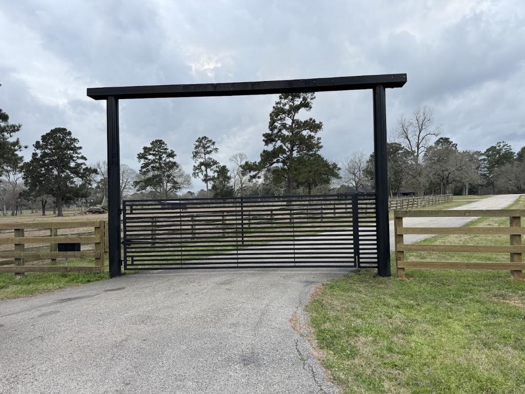 Gate installation with solar operator by Access Pro Gate Company in Willis TX